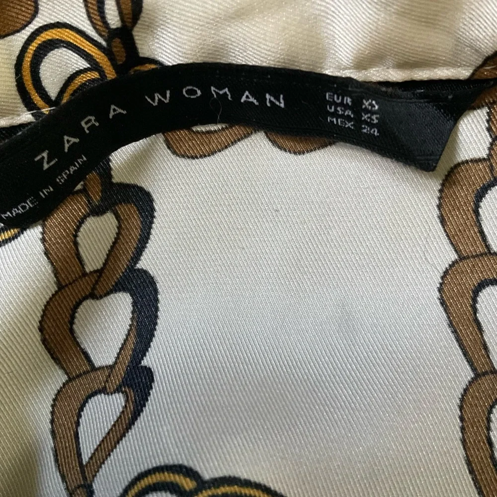 “ZARA” Tunic Style Chain Link Pattern Cream Coloured Long Sleeved Blouse. - Picture 9 of 13